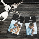 Llavero Nombre del primer día de nuestro padre y foto del<br><div class="desc">Cadena de fotos para el primer día del padre de un nuevo papá. La plantilla de fotos está configurada para que añadas 2 de tus imágenes favoritas, que se imprimen una en cada lado, en formato cuadrado/instagram. La redacción es totalmente editable y actualmente dice "el primer día del padre [año]...</div>