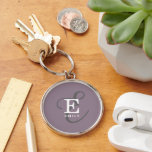Llavero Nombre exclusivo de estilo y tipo de monograma púr<br><div class="desc">Un hermoso diseño de cadena de claves con una elegante representación de su nombre y monograma con serios clásicos y una tipografía de escritura más ornamentada en una armonía equilibrada y simétrica. Los tres elementos se mezclan con una sofisticada armonía y crean su propio logotipo de marca personal. Se muestra...</div>
