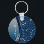 Llavero Nombre manuscrito Navy Purpurina Metalizado azul<br><div class="desc">Este diseño puede ser personalizado en el área proporcionada cambiando la foto y/o el texto. O puede personalizarse haciendo clic en Personalizar esta plantilla y, a continuación, eligiendo la opción de hacer clic en el personalizar y eliminando o cambiando el color del fondo, agregando texto, cambiando el color o estilo...</div>