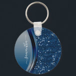 Llavero Nombre manuscrito Navy Purpurina Metalizado azul<br><div class="desc">Este diseño puede ser personalizado en el área proporcionada cambiando la foto y/o el texto. O puede personalizarse haciendo clic en Personalizar esta plantilla y, a continuación, eligiendo la opción de hacer clic en el personalizar y eliminando o cambiando el color del fondo, agregando texto, cambiando el color o estilo...</div>