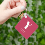 Llavero Nombre moderno de monograma de moda magenta<br><div class="desc">Keychain de nombres modernos de monograma magnético moderno</div>