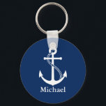 Llavero Nombre personalizado azul de la marina náutica con<br><div class="desc">Nombre personalizado diseño náutico moderno y sencillo con ancla blanca sobre fondo azul marino. Perfecto regalo personalizado para cada ocasión. Haga clic en el botón personalizar it para personalizar el diseño eligiendo el color de fondo que desee e incluso agregue su propio texto. Los elementos coincidentes también están disponibles en...</div>