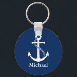 Llavero Nombre personalizado azul de la marina náutica con<br><div class="desc">Nombre personalizado diseño náutico moderno y sencillo con ancla blanca sobre fondo azul marino. Perfecto regalo personalizado para cada ocasión. Haga clic en el botón personalizar it para personalizar el diseño eligiendo el color de fondo que desee e incluso agregue su propio texto. Los elementos coincidentes también están disponibles en...</div>