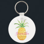 Llavero Nombre personalizado de piña<br><div class="desc">Esta cadena de llaves tierno y ondulada está decorada con una piña acuarela amarilla y un nombre en tipografía rosa. Puede personalizar cambiando el nombre o convirtiéndolo en un monograma. Acuarela original © Michele Davies.</div>