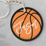 Llavero Nombre personalizado del naranja negro de balonces<br><div class="desc">Keychain con un baloncesto en negro y naranja y tu nombre en blanco. Todos los colores son personalizable en la herramienta de diseño.</div>