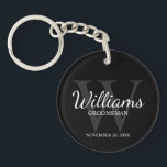 Llavero Nombre y monograma de Groomsmen de script personal<br><div class="desc">Añada un toque personal a su boda con la cadena de teclas personalizada para los groomsmen. Esta cadena de teclas presenta el nombre personalizado de groomsman en un estilo de letra de escritura clásico blanco con detalles bodas en estilo de letra serif clásico blanco y monograma en estilo de fuente...</div>