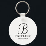 Llavero Nombre y monograma de la dama de honor personaliza<br><div class="desc">Elegante regalo de dama de honor personalizado que incluye monograma personalizado con estilo de letra de guión elegante negro con el nombre y título de la dama de honor en estilo clásico de letra serif sobre fondo blanco. También perfecto para padrinos, el mejor hombre, el padre de la novia, la...</div>
