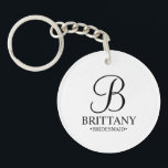 Llavero Nombre y monograma de la dama de honor personaliza<br><div class="desc">Elegante regalo de dama de honor personalizado que incluye monograma personalizado con estilo de letra de guión elegante negro con el nombre y título de la dama de honor en estilo clásico de letra serif sobre fondo blanco. También perfecto para padrinos, el mejor hombre, el padre de la novia, la...</div>