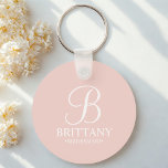 Llavero Nombre y monograma de la dama de honor personaliza<br><div class="desc">Elegante regalo de dama de honor personalizado con monograma personalizado en blanco elegante estilo tipo de letra de guión con el nombre de la dama de honor y el título en estilo clásico de letra serif en fondo rosa rubor. También es perfecto para criada de honor, chica de flores, madre...</div>