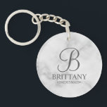Llavero Nombre y monograma de la dama de honor personaliza<br><div class="desc">Elegante regalo de dama de honor personalizado con un monograma personalizado con estilo de letra de guión elegante gris con el nombre de la dama de honor y el título en estilo clásico serif con fondo de mármol blanco. También perfecto para padrinos, el mejor hombre, el padre de la novia,...</div>