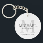 Llavero Nombre y monograma de los Groomsmen personalizados<br><div class="desc">Añada un toque personal a su boda con la cadena de teclas personalizada para los groomsmen. Este llavero presenta el nombre personalizado del groomsman con el título y la fecha boda en gris y monograma en gris claro como fondo, en estilo clásico serif, sobre fondo blanco. También perfecto para el...</div>