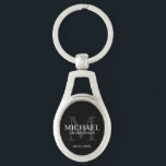 Llavero Nombre y monograma de los groomsmen personalizados<br><div class="desc">Añada un toque personal a su boda con la cadena de teclas personalizada para los groomsmen. Esta cadena de teclas presenta el nombre personalizado del groomsman con título y fecha boda en blanco y monograma en gris como fondo, en estilo clásico de tipo de letra serif, sobre fondo negro. También...</div>