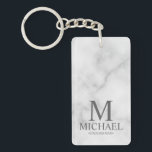 Llavero Nombre y monograma del Groomsman personalizado de<br><div class="desc">Regalos Groomsman personalizados en blanco y negro con monograma personalizado, nombre y título de groomsman en estilo serif gris clásico sobre fondo de mármol blanco. También perfecto para el Mejor Hombre, Padre de la Novia y más. Los detalles de mármol se simulan en las obras de arte. Este producto no...</div>