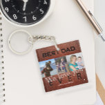 Llavero Nos encantan las fotos personalizadas de tu papá<br><div class="desc">Cuero marrón vintage "MEJOR PAPÁ QUE NUNCA" tipografía audaz grabado en relieve de aspecto de la cadena de claves del Día del Padre personalizada con tus 3 fotos,  tu texto y firma.</div>