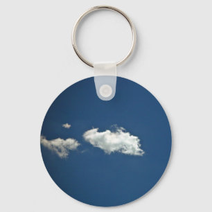 Llavero Nube blanca mullida en el cielo azul profundo