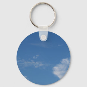 Llavero nubes blancas de cielo azul oscuro