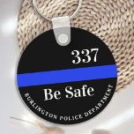 Llavero Número de insignia de la policía de la Línea Azul<br><div class="desc">Si buscas un regalo personalizado y reflexivo para un oficial de policía en tu vida, no mires más allá de nuestros regalos personalizados. Nuestra delgada línea azul es un accesorio moderno y elegante que cualquier agente de la ley estaría orgulloso de llevar. El brillante color azul de la cadena de...</div>