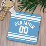 Llavero Número de nombre personalizado de franjas de Jerse<br><div class="desc">Si eres propietario de un equipo de Fantasy Football,  haz tus propios productos y alardes con tus amigos. O - ¿Juegas al fútbol de secundaria y quieres un recuerdo? Este diseño deportivo es perfecto para cualquier atleta que juegue fútbol o béisbol.</div>