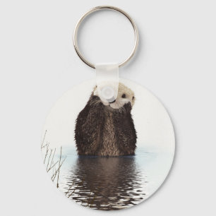 Llavero Nutria sonriente adorable en lago