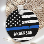 Llavero Oficial de policía Nombre personalizado Línea Azul<br><div class="desc">Keychain personalizada de la Línea Azul delgada - Bandera estadounidense con colores de la bandera de la policía, diseño angustiado. Personaliza con el nombre del oficial, o departamento. Esta cadena de claves personalizada de la policía es perfecta para los departamentos de policía, o como un recuerdo de su memoria. DERECHOS...</div>