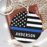 Llavero Oficial de policía Nombre personalizado Línea Azul<br><div class="desc">Keychain de línea azul delgada personalizada - Bandera estadounidense con colores de bandera de la policía, diseño azul negro moderno. Personaliza con el nombre del oficial, o departamento. Esta cadena de claves personalizada de la policía es perfecta para los departamentos de policía, o como un recuerdo de su memoria. DERECHOS...</div>