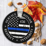 Llavero Oficial de policía personalizado con bandera delga<br><div class="desc">Respeto del servicio por la integridad. Cadena de llaves Thin Blue personalizada para oficiales de policía y fuerzas del orden. Personaliza con el número de identificación del oficial. Este teclado personalizado de la policía es perfecto para regalos de graduación de la academia de policía a oficiales recién graduados, o regalos...</div>