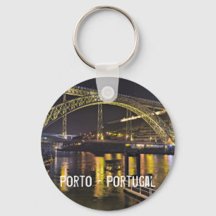 Llavero Oporto - Portugal. Escena nocturna cerca del río