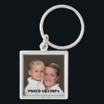 Llavero Orgulloso Keychain de fotos del abuelo<br><div class="desc">Esta cadena de fotos del abuelo Orgulloso hace el regalo perfecto para cualquier abuelo,  ¡o cómpralo para que puedas presumir de tus adorables nietos!</div>