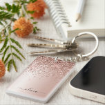 Llavero Oro Rosa - Nombre Metalizado del monograma del Pur<br><div class="desc">Oro Rosa - Purpurina de espuma metálica de Relieve metalizado de imitación rosada de Rubor Cepillado de la cadena de nombres de monograma Metalizado. Esto hace que el dulce perfecto cumpleaños 16, boda, ducha de novia, aniversario, ducha de bebé o fiesta de soltera sea regalo para alguien que ama el...</div>
