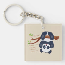 panda adorable colgado boca abajo