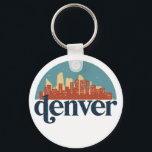 Llavero Panorama de la ciudad de Denver Colorado<br><div class="desc">Diseño de ciudad de estilo vintage y retro con un hermoso paisaje, atracción turística y arte de paisajes urbanos. rascacielos Guay y artículos de ilustracion de silueta de construcción para turistas y viajeros. Perfecto como recuerdo para volver a casa cuando viaja por el mundo. Guarde la memoria de sus viajes...</div>