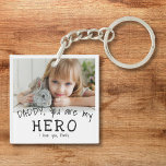 Llavero Papá lindo, eres mi foto del Día del Padre héroe<br><div class="desc">Cute Daddy eres mi Héroe Black and white father's Day Photo Keychain. El texto está en tipos de letra simples a mano. Puedes cambiar a papá en papá,  papá,  pap,  y agregar tu foto y nombres. Un lindo regalo y un dulce aguijón para el Día del Padre para papá.</div>