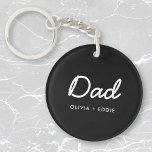 Llavero Papá moderno | Niños nombra el guión del día del p<br><div class="desc">El personalizado Papá, sencillo y elegante, cita el diseño del arte en una tipografía de escritura manuscrita contemporánea en un estilo minimalista moderno sobre un fondo negro que se puede personalizar fácilmente con el nombre de tu hijo o mensaje personal. ¡El regalo perfecto para tu padre especial en su cumpleaños,...</div>