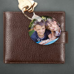 Llavero Papa Photo te ama a la tos y a la espalda<br><div class="desc">Cadena de fotos con una redacción completamente editable y tu propia foto. La redacción actual dice "papá, te queremos hasta el final" - perfecto para un papá de golf! y puedes guardar o editar esto como quieras. El diseño está escrito en tipografía moderna y escritura a mano. Por favor, navegue...</div>