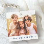 Llavero Papá te queremos foto corazones padres azules día<br><div class="desc">Keychain presenta la foto de tu personalizado y el texto "Papá,  te queremos" debajo flanqueado por corazones azul claro.</div>
