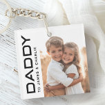 Llavero Papi a los niños nombra día de foto padres<br><div class="desc">Cadena de claves que incluye la foto de tu personalizado y el texto "Daddy" con una letra moderna con los nombres de los niños u otro texto personalizado a la derecha. Color negro y blanco o personalizado.</div>