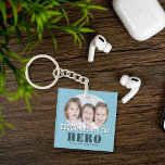 Llavero Papi moderno eres nuestro Día de Héroe, Padre Foto<br><div class="desc">Papá moderno eres nuestro Hero Photo Padre's Day Keychain. Tipografía moderna y foto en un marco redondo. Puedes cambiar a papá en papá,  papá,  pap,  y agregar tu foto y nombres. Un lindo regalo y un dulce aguijón para el Día del Padre para papá.</div>