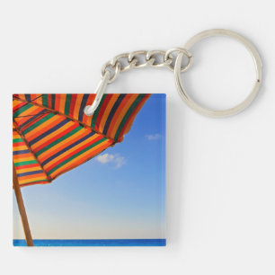 Llavero Paraguas de Playa Colorido en una Fotografía de un
