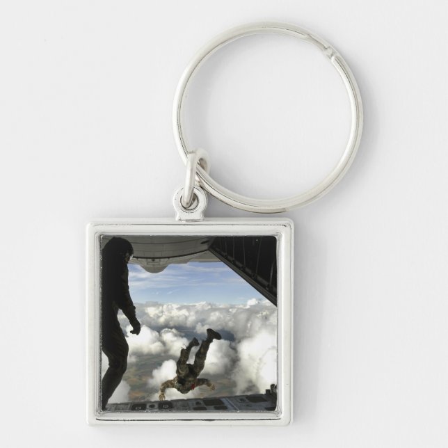 Llavero Pararescuemen salta por la parte de atrás de un C- (Frente)