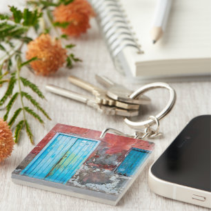 Llavero Pared colorida, puerta y persianas