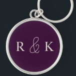 Llavero Parejas bodas de diseño monogramadas<br><div class="desc">Clásica monogramada personalizada con elegantes iniciales beige claro sobre un fondo violeta oscuro. Perfecto para las parejas,  ahora es Personalizado añadir iniciales a las parejas.</div>