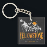 Llavero Parque nacional Yellowstone Montañas Wolf<br><div class="desc">Diseño vintage Yellowstone US National Park Wolf, Mountains & Adventure. Gran diseño de prendas de vestir para personas que aman el acampada al aire libre, el camper, el senderismo, el viaje por carretera, el viaje familiar, el viaje de verano. El lugar perfecto para usar mientras planea un viaje por la...</div>