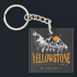 Llavero Parque nacional Yellowstone Montañas Wolf<br><div class="desc">Diseño vintage Yellowstone US National Park Wolf, Mountains & Adventure. Gran diseño de prendas de vestir para personas que aman el acampada al aire libre, el camper, el senderismo, el viaje por carretera, el viaje familiar, el viaje de verano. El lugar perfecto para usar mientras planea un viaje por la...</div>
