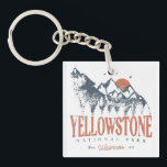 Llavero Parque nacional Yellowstone Montañas Wolf<br><div class="desc">Diseño vintage Yellowstone US National Park Wolf, Mountains & Adventure. Gran diseño de prendas de vestir para personas que aman el acampada al aire libre, el camper, el senderismo, el viaje por carretera, el viaje familiar, el viaje de verano. El lugar perfecto para usar mientras planea un viaje por la...</div>