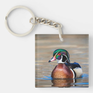 Llavero Pato de madera en un estanque