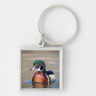 Llavero Pato de madera en un estanque