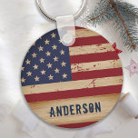 Llavero Patriótico de la Bandera Americana Personalizada d<br><div class="desc">Llave de la bandera estadounidense en un desgastado diseño rústico de madera. Muestra tu orgullo americano y agrega un juego de diversión a tu fiesta del 4 de julio o da un regalo especial con este llavero de la bandera estadounidense en un diseño gastado y angustiado. Este diseño de la...</div>