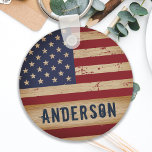 Llavero Patriótico de la Bandera Americana Personalizada d<br><div class="desc">Llave de la bandera estadounidense en un desgastado diseño rústico de madera. Muestra tu orgullo americano y agrega un juego de diversión a tu fiesta del 4 de julio o da un regalo especial con este llavero de la bandera estadounidense en un diseño gastado y angustiado. Este diseño de la...</div>