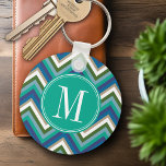 Llavero Patrón de cheurón azul y Verde azulado con monogra<br><div class="desc">Me encanta esta combinación de colores,  y es perfecta para cualquier mujer. Si necesita ajustar la ilustración,  haga clic en el botón personalizar y mueva las cosas.</div>