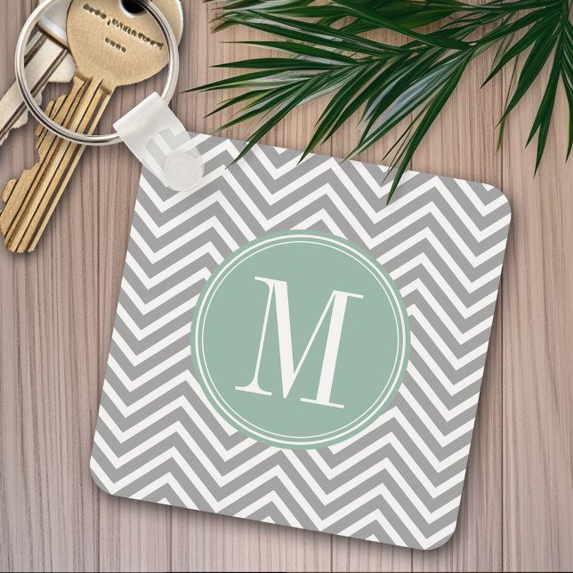 Llavero Patrón de Chevron verde gris y blanco con monogram (Personalized keychain - Add Name or Monogram)